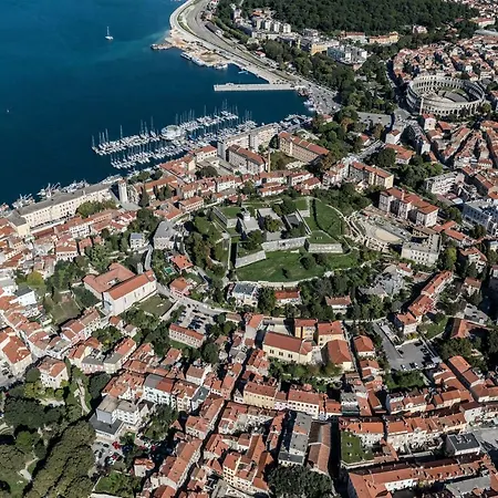 Old Romantic With Free Private Parking *