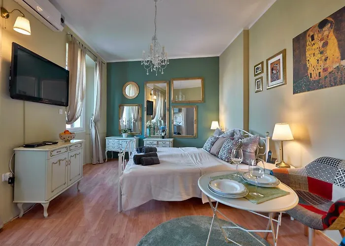 Old Romantic With Free Private Parking Apartman