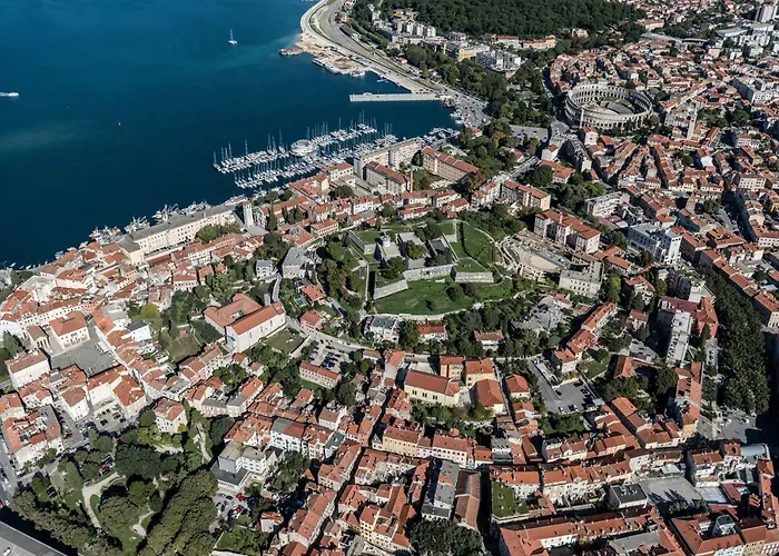 Old Romantic With Free Private Parking *